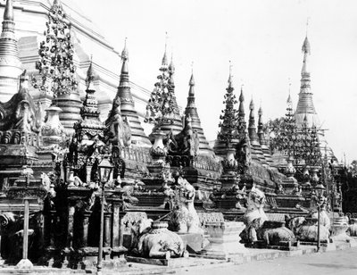 Basis der Shwedagon-Pagode in Rangun, Burma von English Photographer